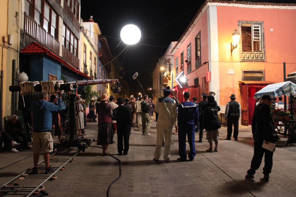 Equipo de filmación trabajando de noche en una calle de La Orotava, Tenerife.
