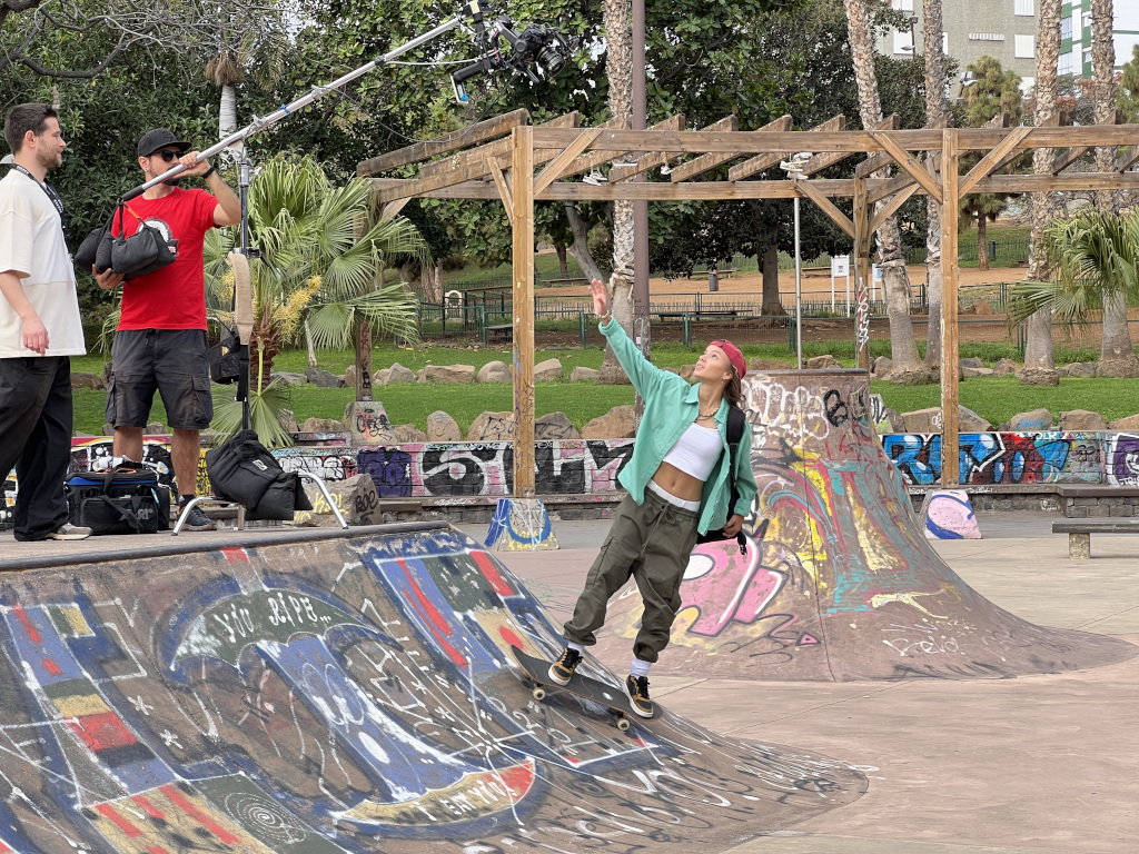 Patinador en skatepark con equipo de filmación en Santa Cruz de Tenerife.