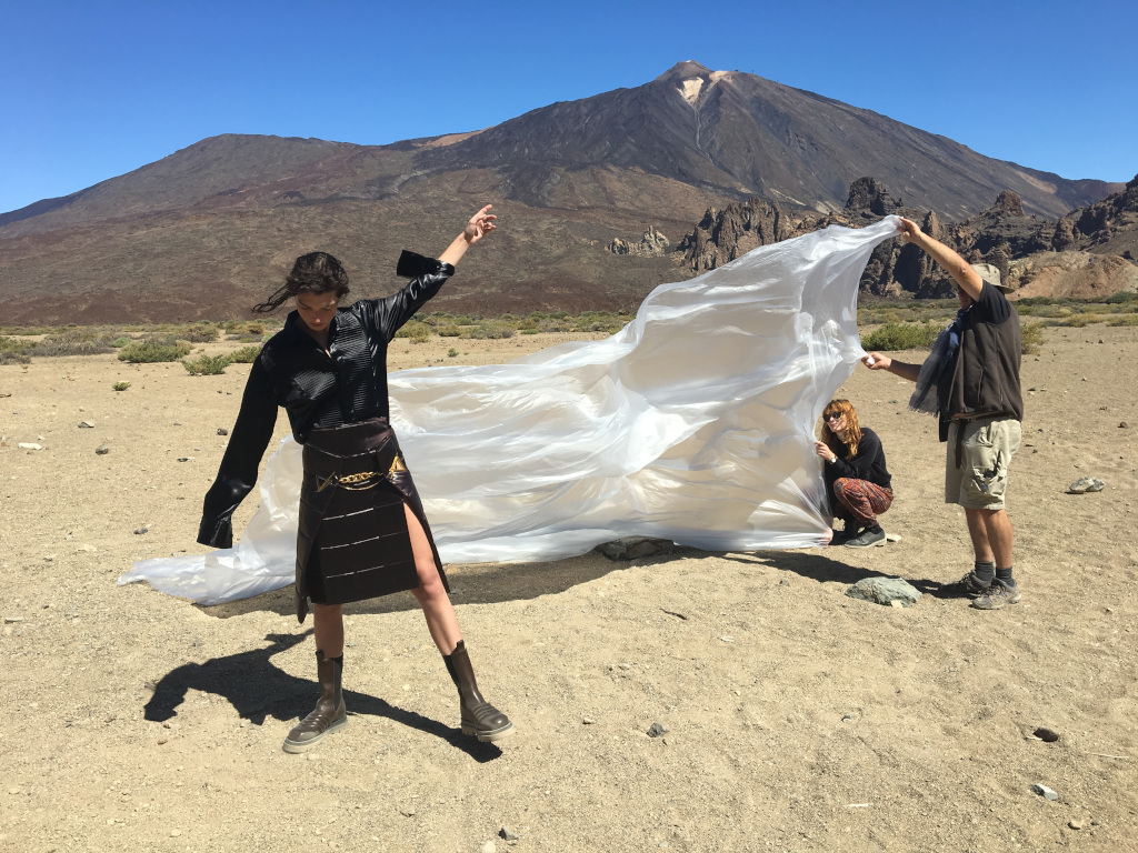 Personas sostienen tela blanca con el Teide de fondo en Tenerife.