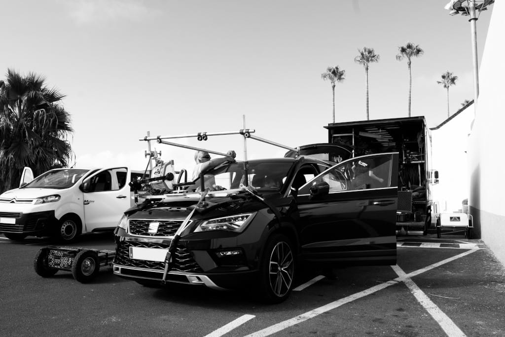 Coche con equipo de filmación estacionado junto a una furgoneta en Tenerife.