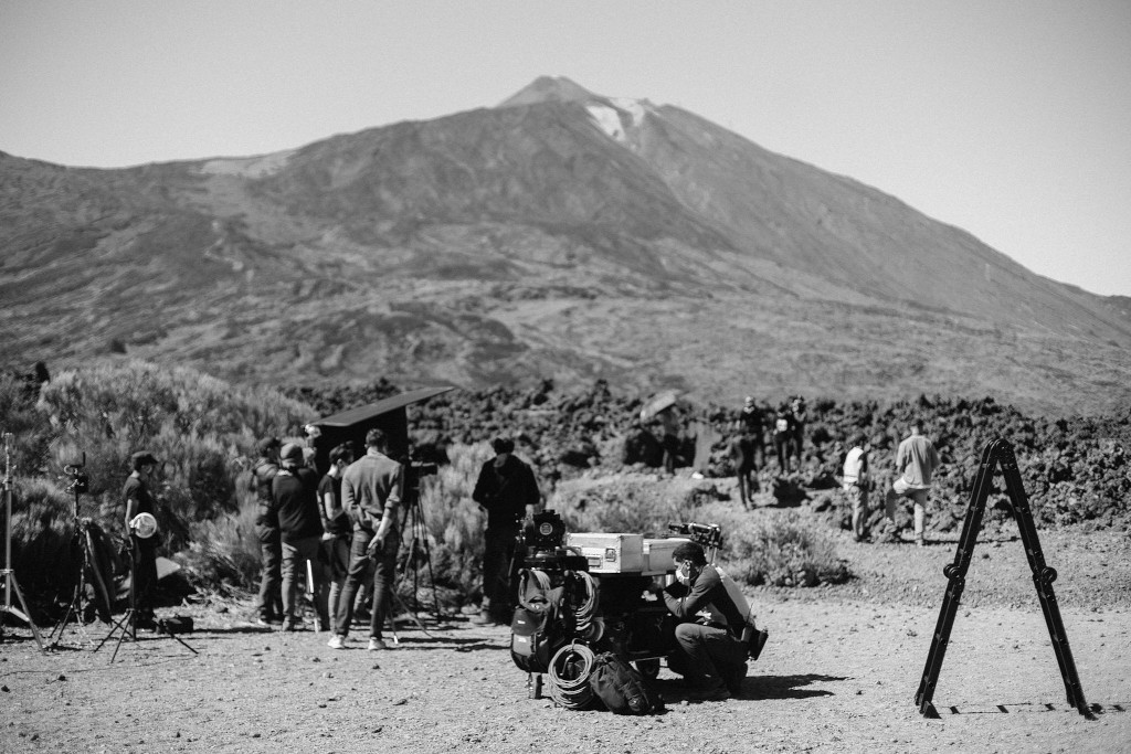 Equipo de filmación en el Parque Nacional del Teide, con el volcán de fondo.