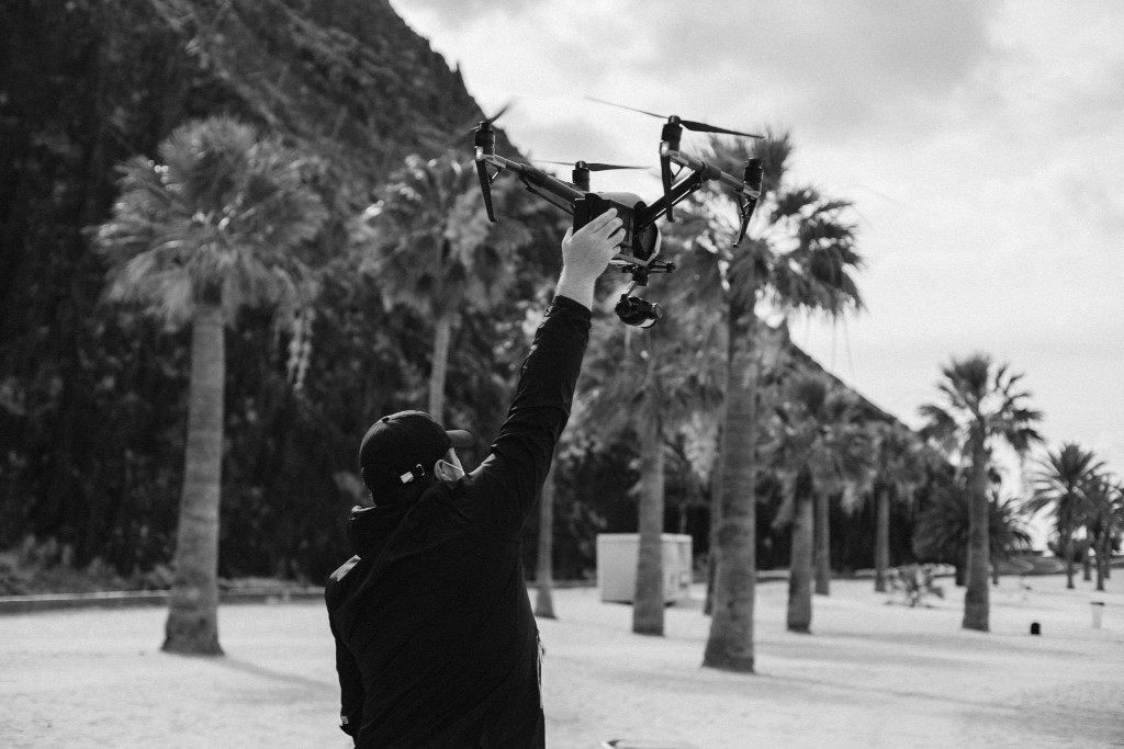 Persona levantando un dron en la playa de Las Teresitas, Tenerife.