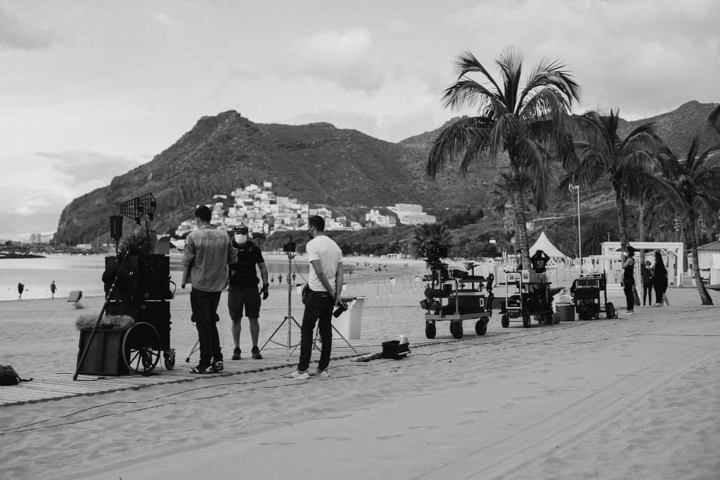 Rodaje en la playa de Las Teresitas, Tenerife, con equipo de filmación y personal.