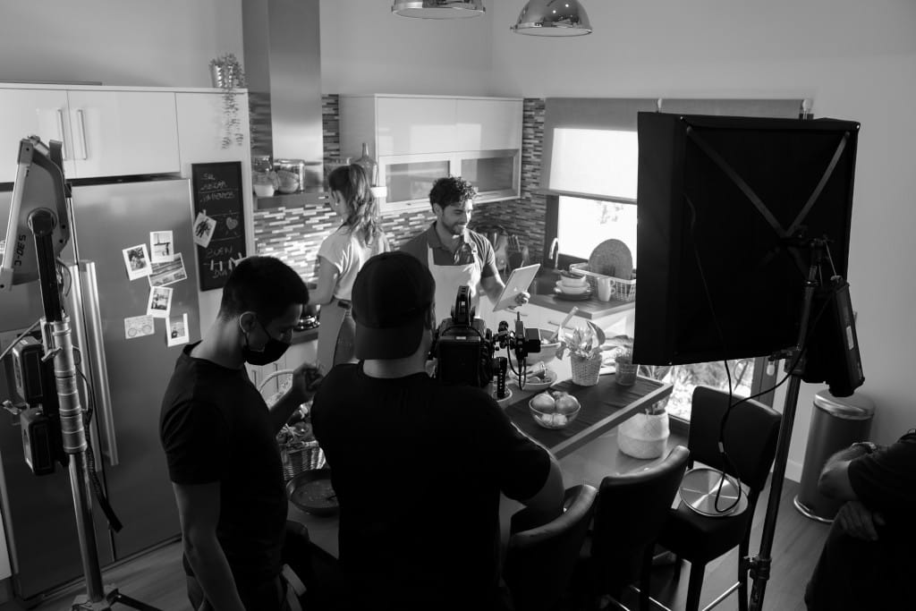 Rodaje en una cocina con equipo de filmación en Tenerife.