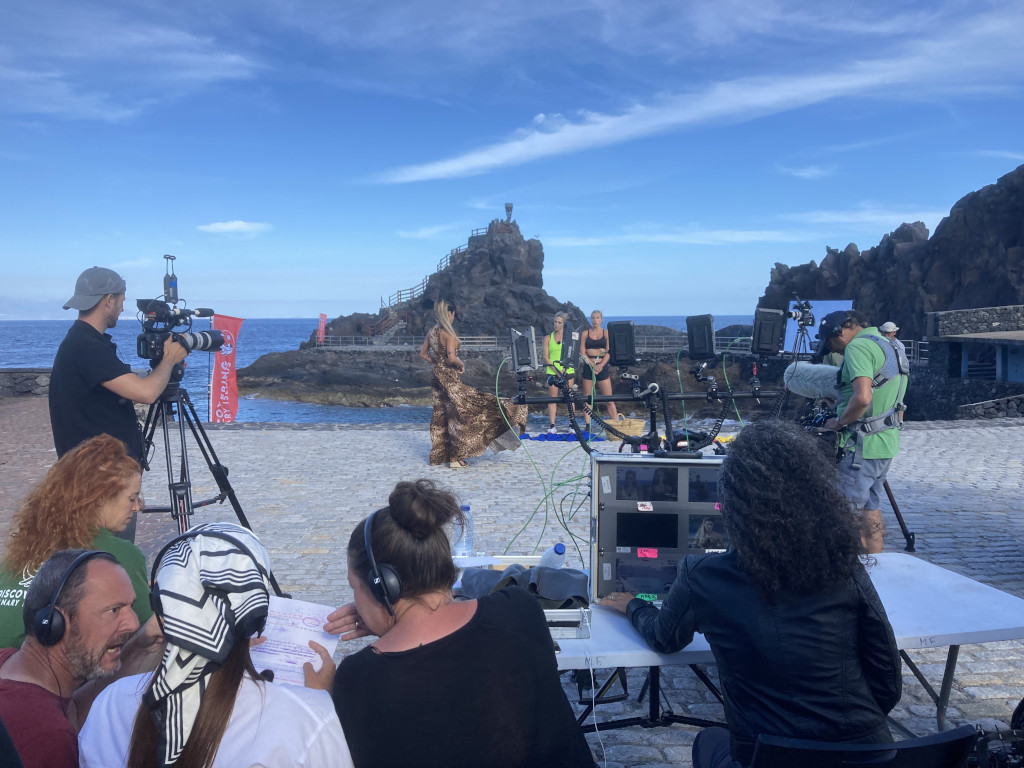 Grabación de equipo de producción en Tenerife, junto al mar y formaciones rocosas.