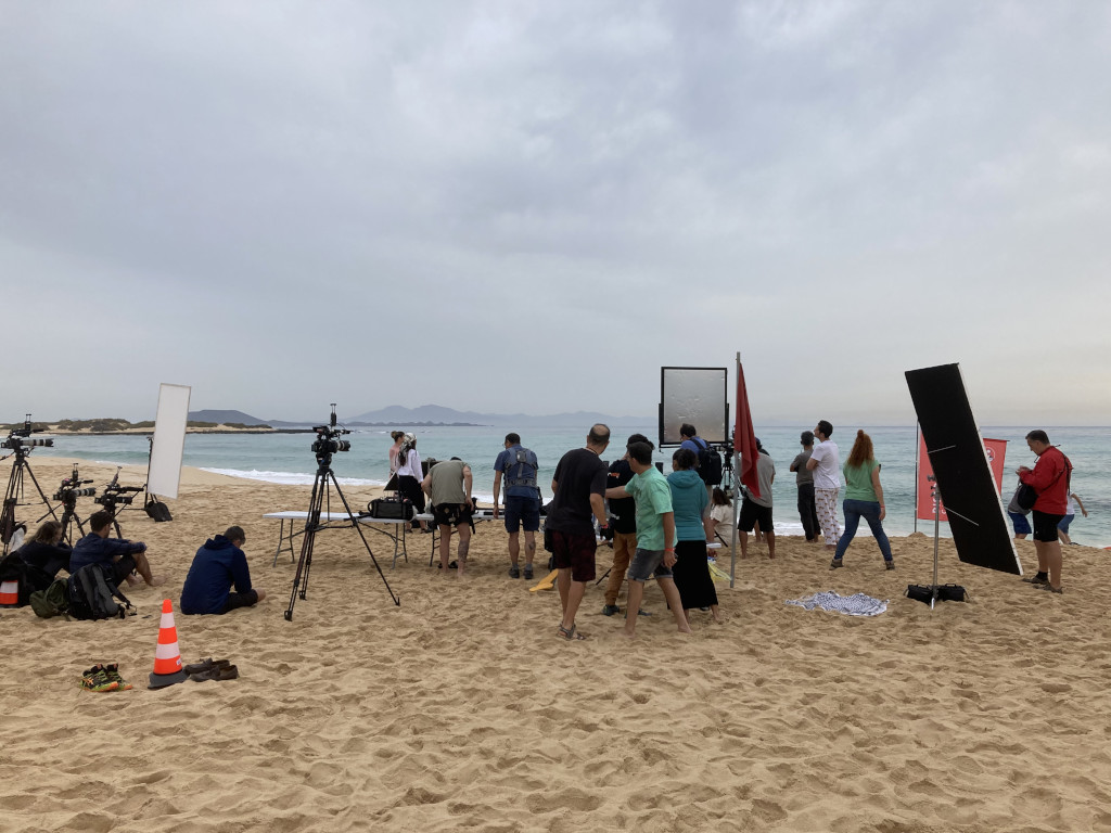 Equipo de filmación trabajando en una playa de Tenerife con cámaras y micrófonos.