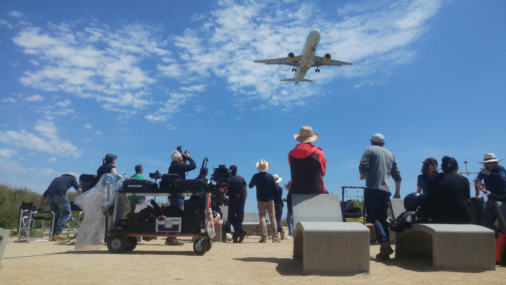 Grupo de personas observando un avión volar bajo en Tenerife.