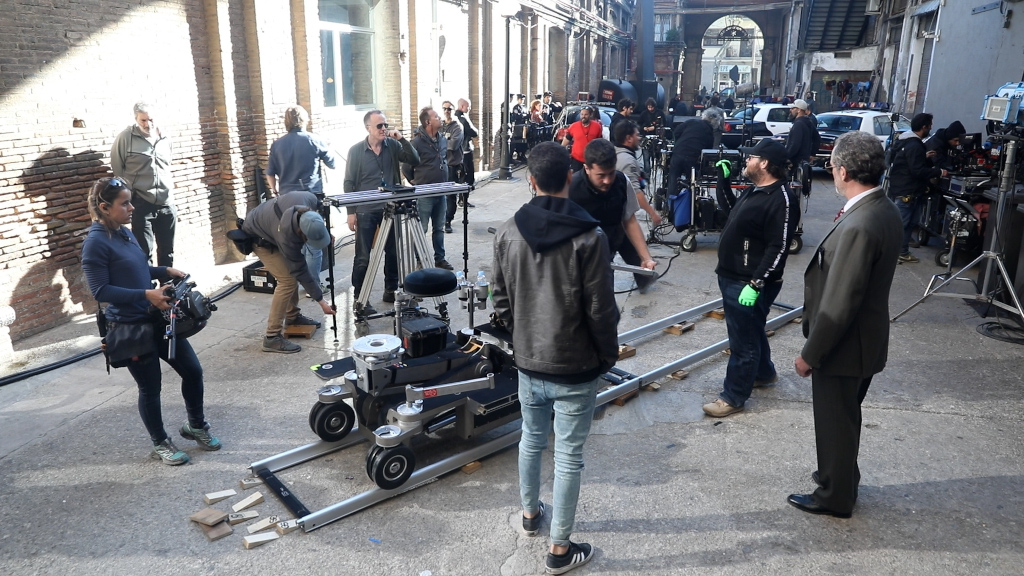 Personas preparando equipo de rodaje en un set cinematográfico en Tenerife.