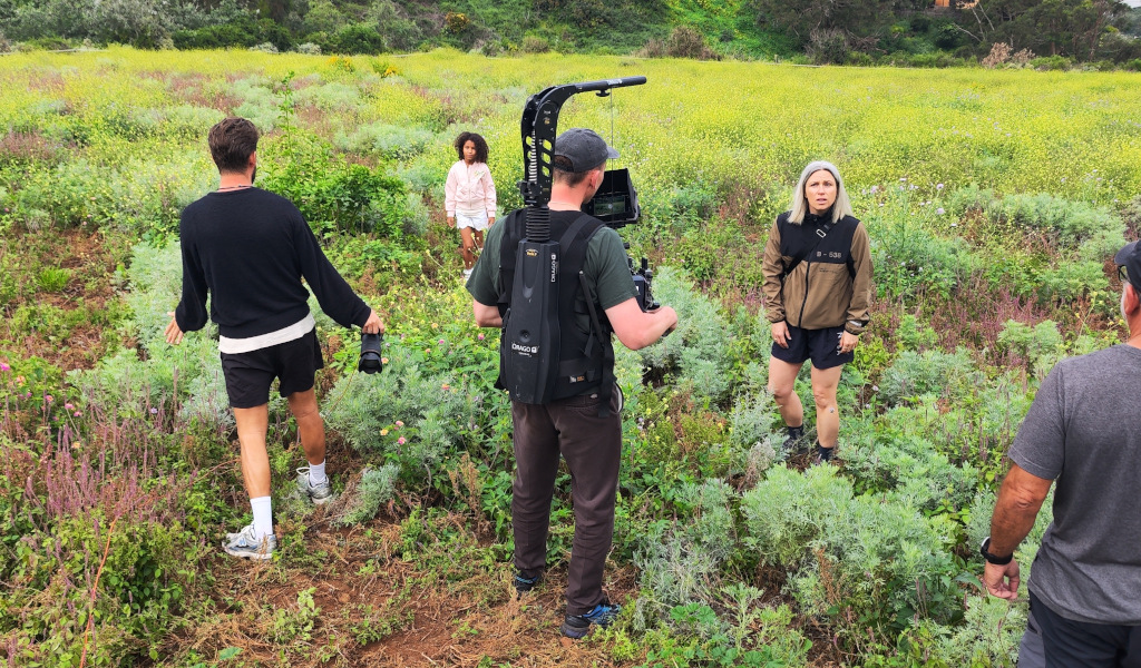 Personas trabajando en una filmación en un campo herboso en Tenerife.