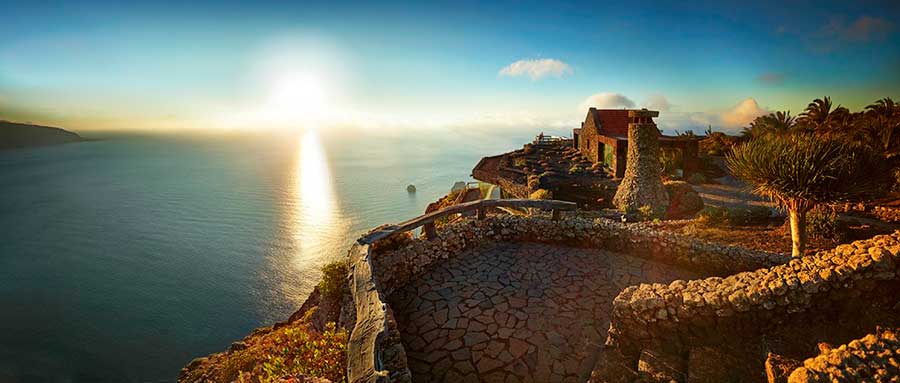 Mirador en Tenerife con vista al mar al atardecer.