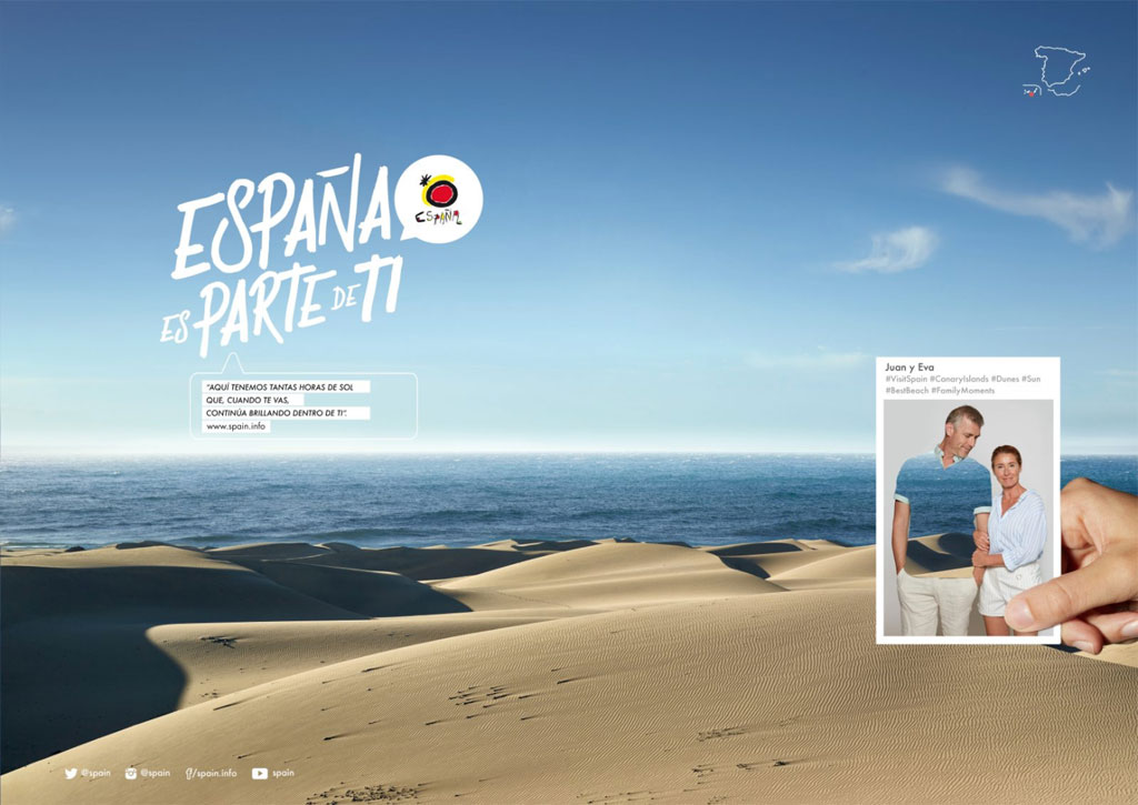 Dunas frente al mar y cartel de España es parte de ti con pareja en sobreimpresión.