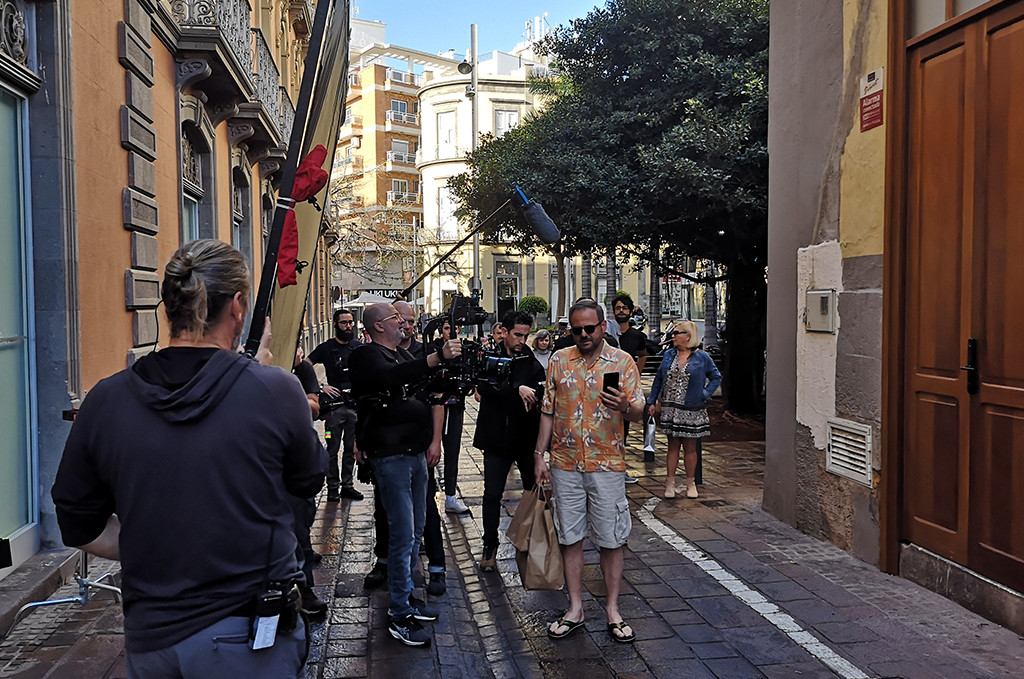 Equipo de filmación trabajando en una calle de Santa Cruz de Tenerife.