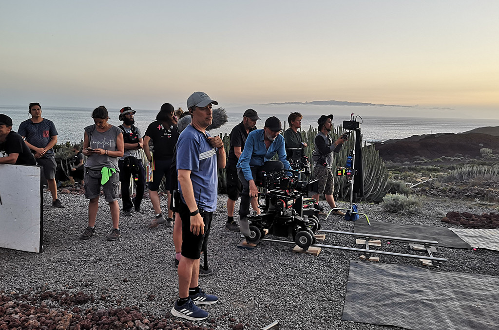 Equipo de filmación trabajando en la costa de Tenerife al atardecer.