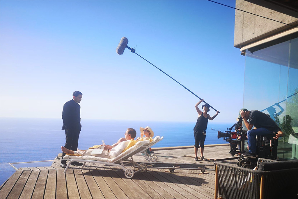 Rodaje de escena con vista al mar en Tenerife, equipo de filmación y actores.