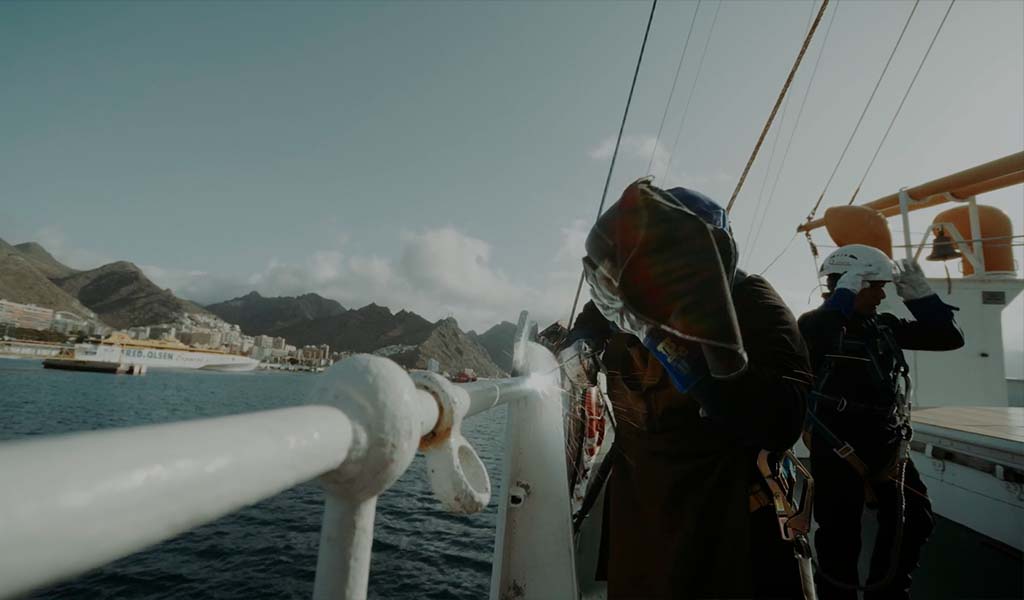 Personas trabajando en la cubierta de un barco en el puerto de Santa Cruz de Tenerife.