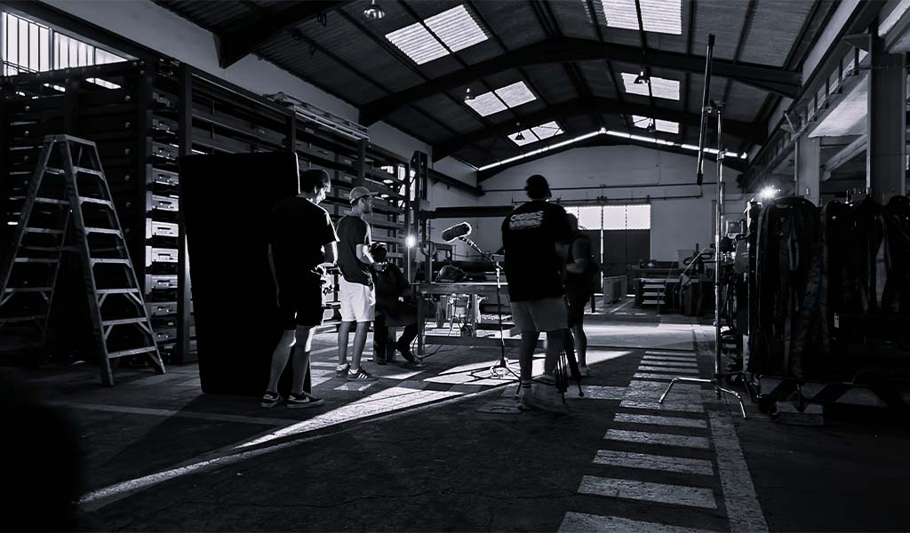 Personas trabajando en una nave industrial en Tenerife.