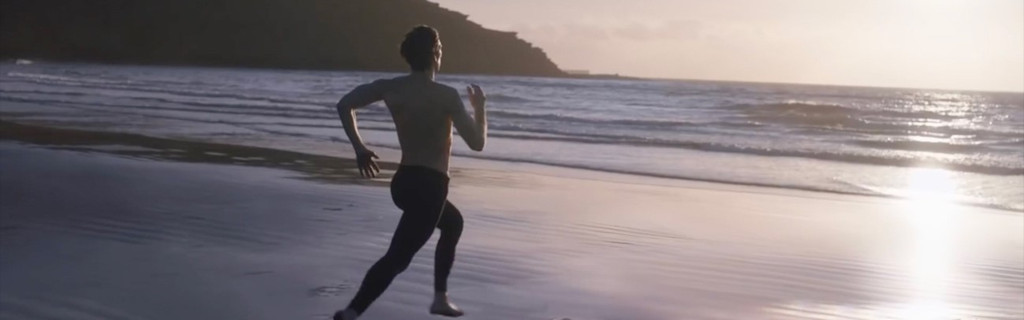 Persona corriendo en la playa al atardecer en Tenerife.