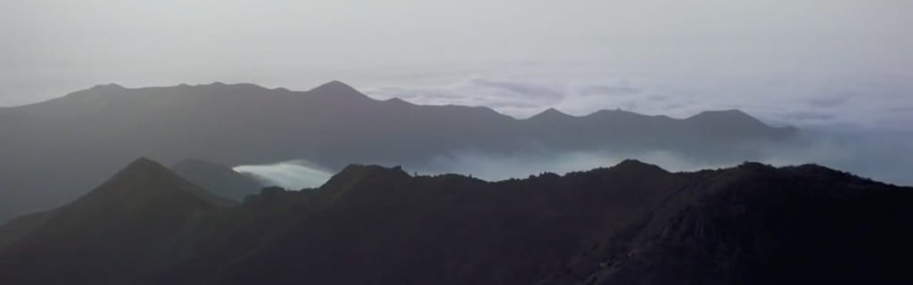 Montañas cubiertas de niebla en el amanecer en el Parque Rural de Anaga, Tenerife.