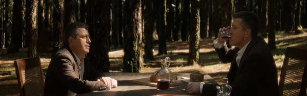Hombres compartiendo vino en un bosque de Tenerife.
