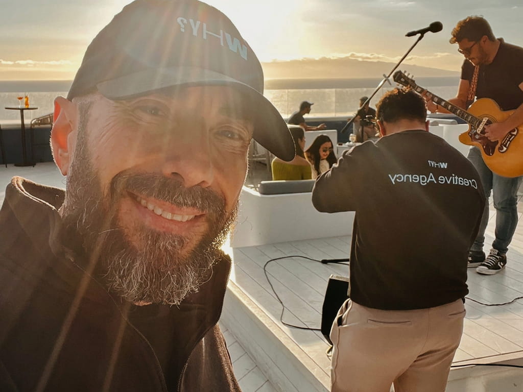 Persona grabando mientras alguien cava en un huerto en Tenerife.