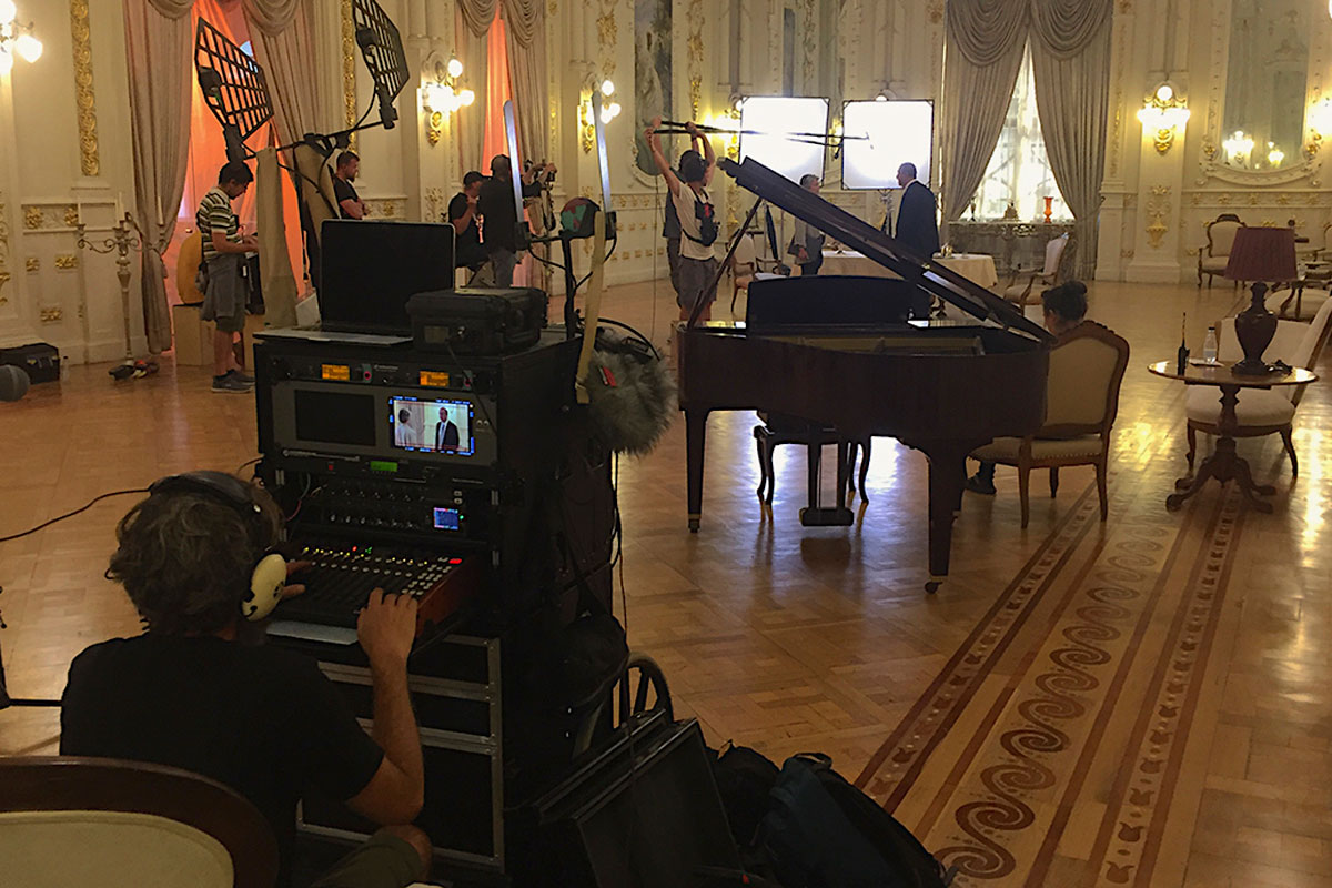 Filmación en un salón elegante de Tenerife con equipo de sonido y piano de cola.
