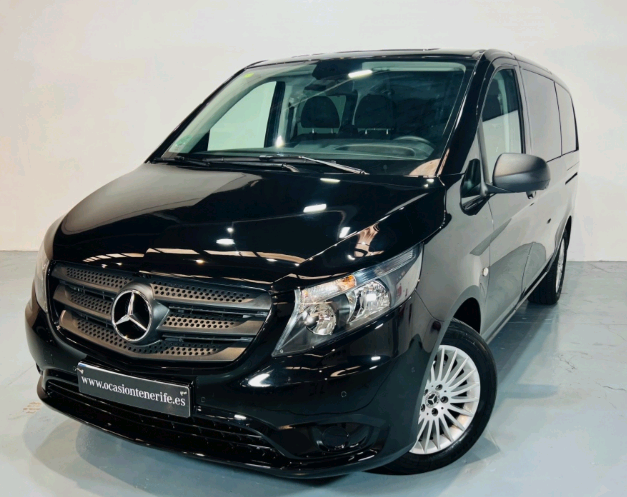 Mercedes-Benz Vito negra en exposición, logo visible. Sitio web ocasiontenerife.es.