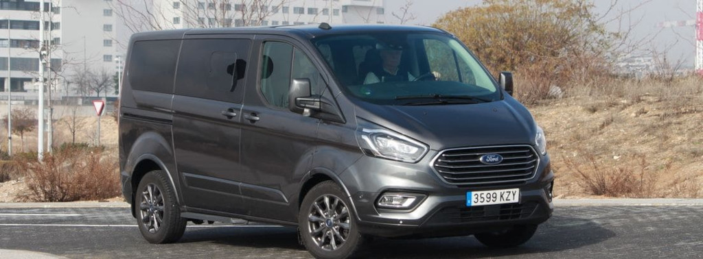 Furgoneta Ford gris circulando por una carretera de Tenerife.