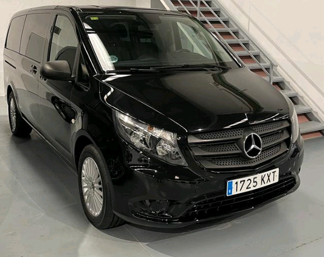 Furgoneta Mercedes Benz negra estacionada en un garaje en Tenerife. Matrícula 1725 KXT.