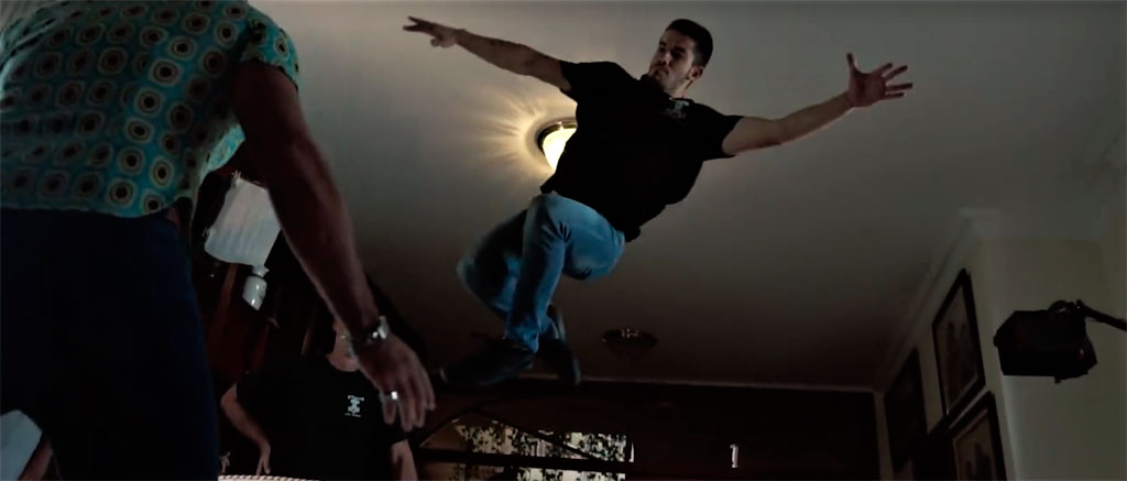 Hombre saltando en el aire dentro de una habitación en Tenerife.