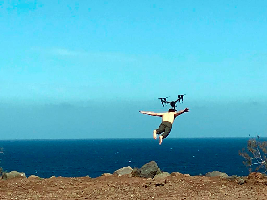 Persona saltando con drone sobre el mar en Tenerife.