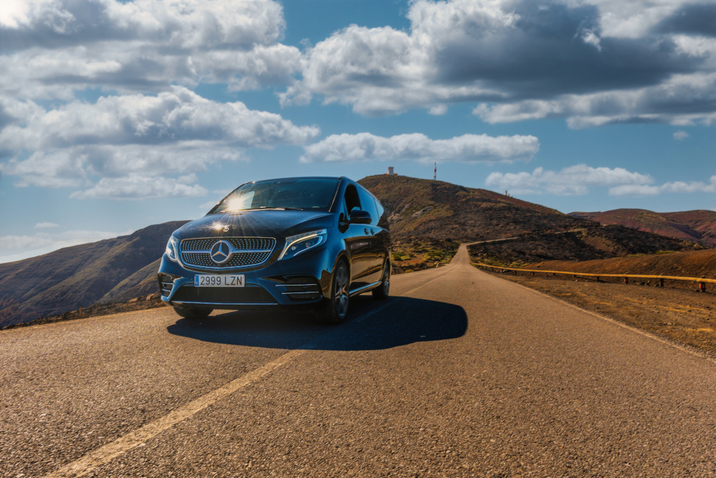 Auto Mercedes en carretera hacia el Teide, Tenerife, matrícula 2999 LZN.
