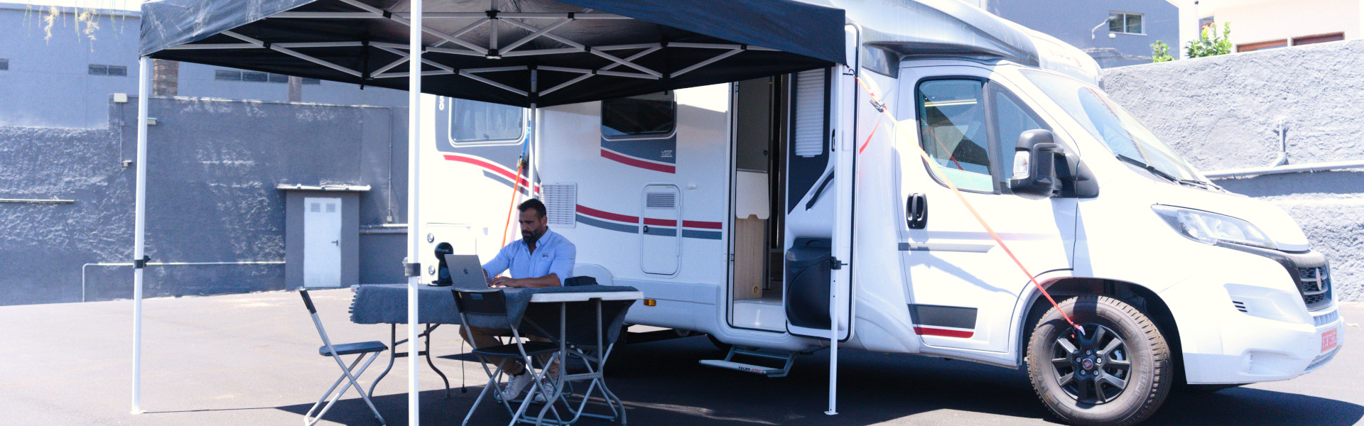 Set de trabajo fuera de caravana