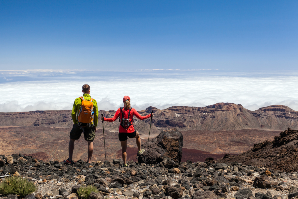 Dos senderistas disfrutando del mar de nubes