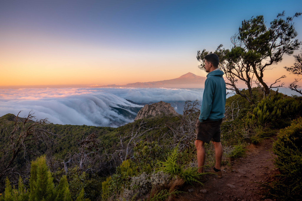 Persona observando el paisaje del Teide al atardecer en Tenerife.
