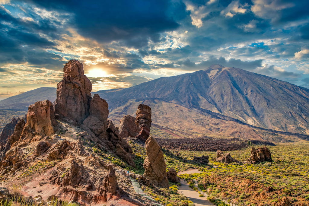 Formaciones rocosas y el Teide al atardecer en Tenerife.