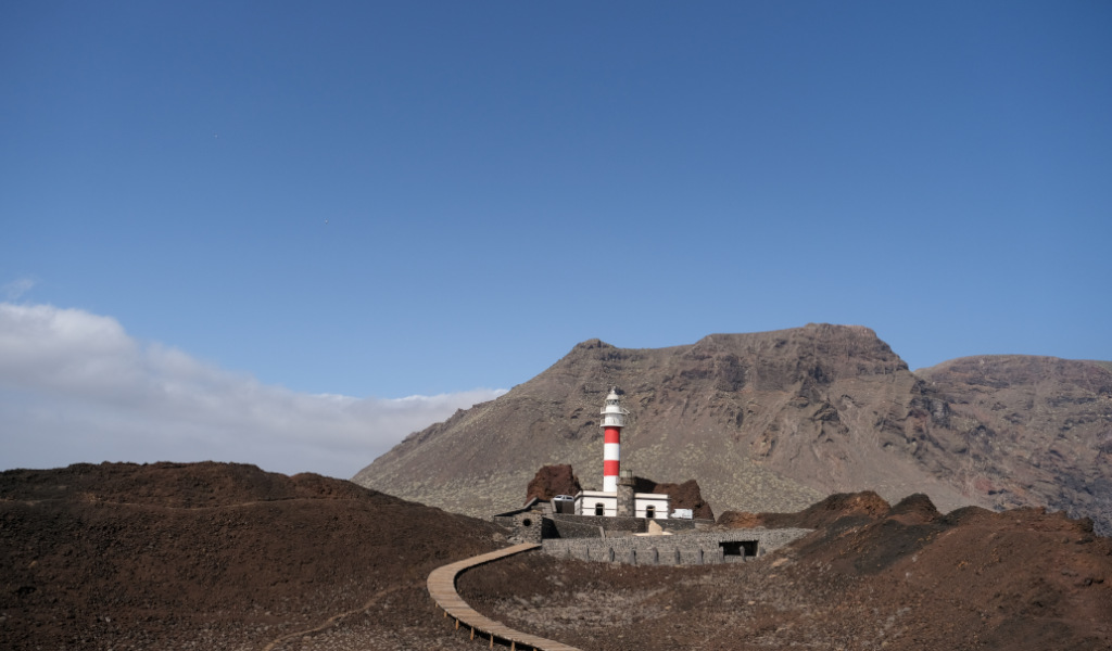 Faro sobre paisaje volcánico en el Parque Nacional del Teide, Tenerife.