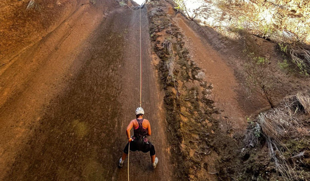 Persona practicando rappel en cañón de Tenerife.