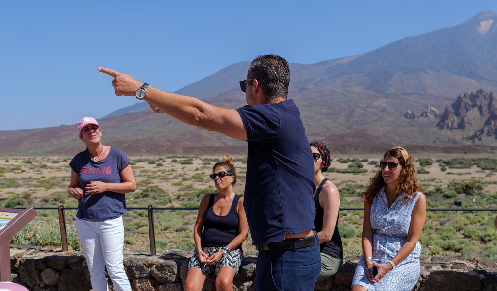 Grupo de personas en un tour guiado en el Parque Nacional del Teide, Tenerife.