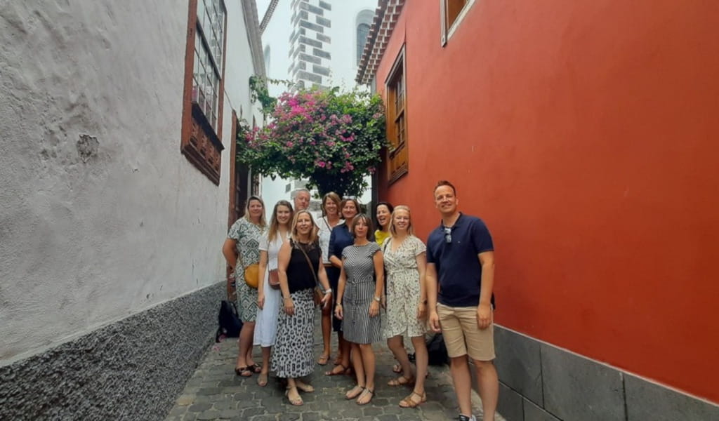 Grupo de personas en un callejón con flores en el Toscal, Tenerife.
