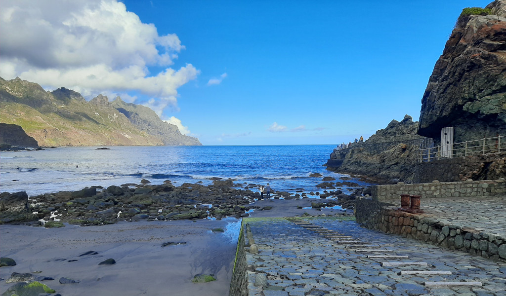Costa rocosa de Benijo en Tenerife con montañas al fondo.