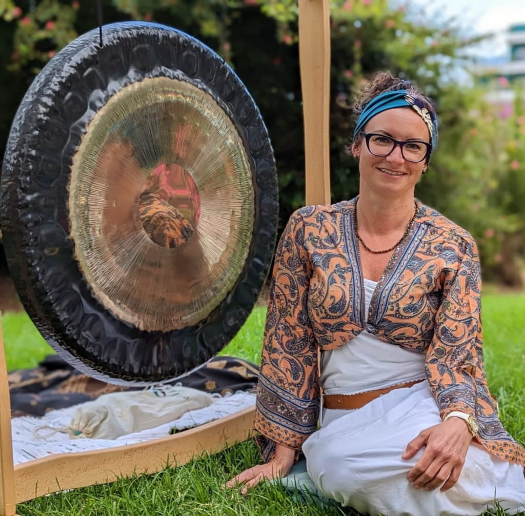 Persona sentada junto a un gong en un jardín en Tenerife.