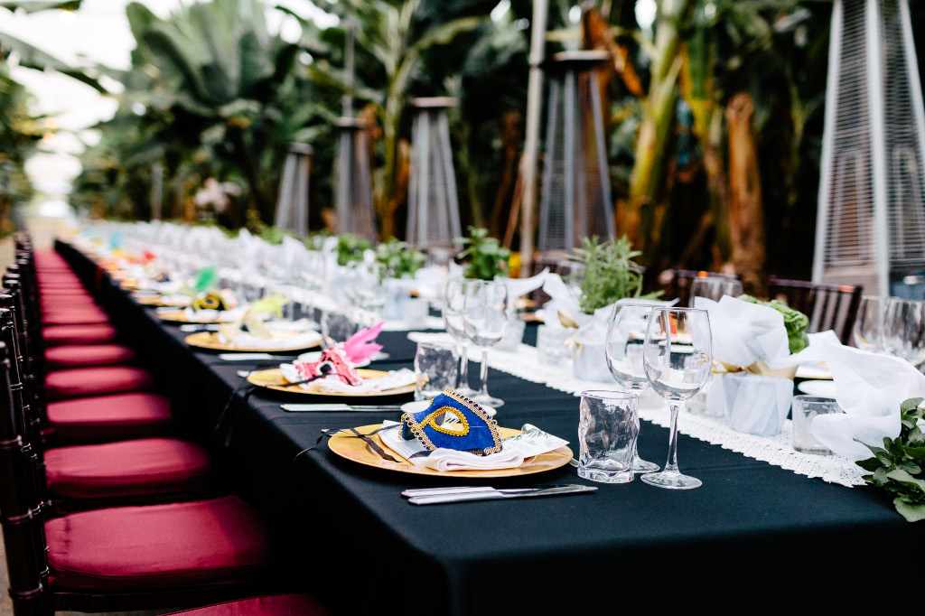 Mesa larga con vajilla y copas preparada para un evento en Tenerife.