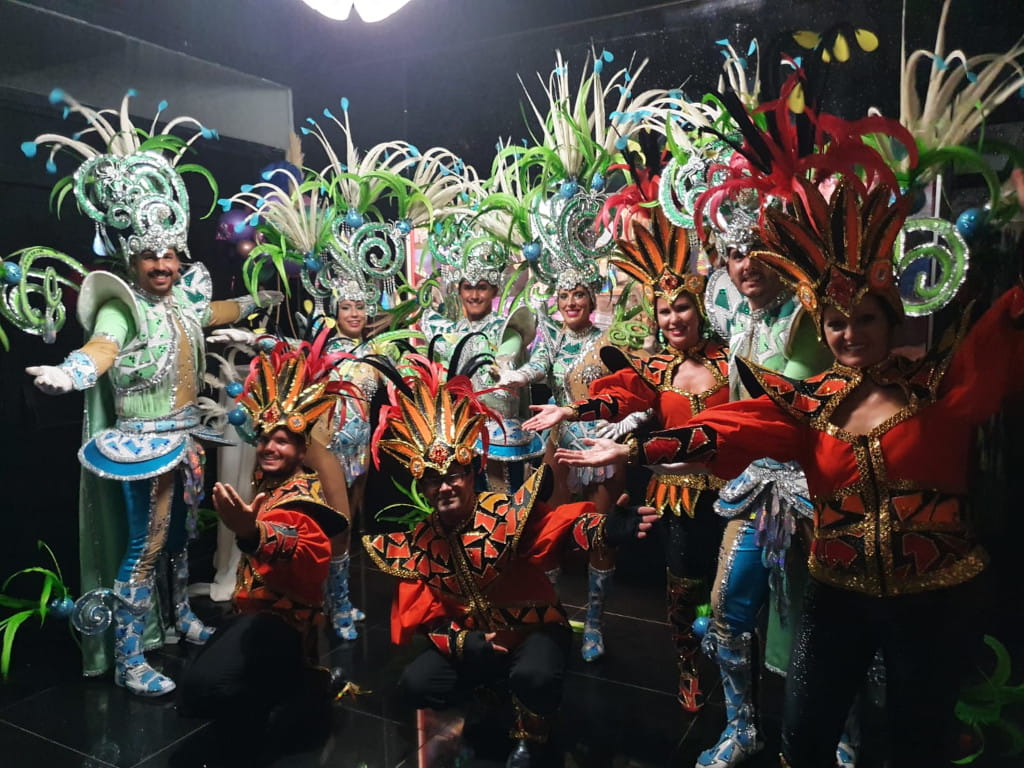 Grupo de personas en trajes carnavalescos coloridos en Tenerife.