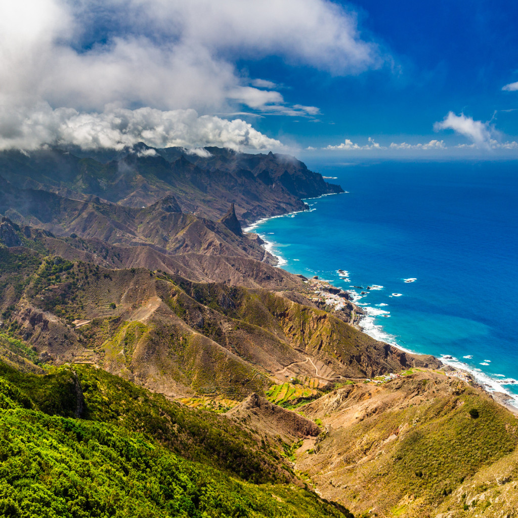 Costa de Anaga en Tenerife con montañas y océano azul.