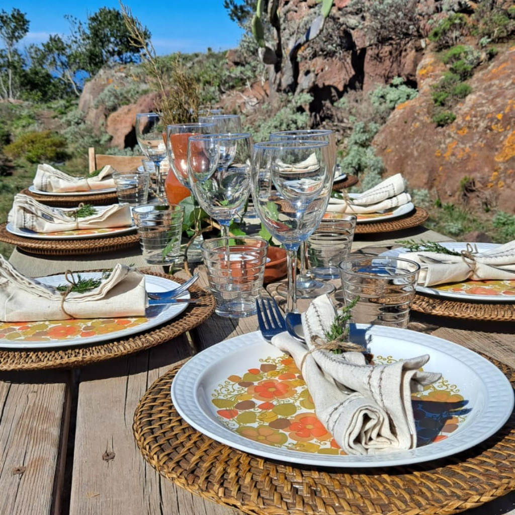 Mesa al aire libre con platos decorativos y copas en Tenerife.