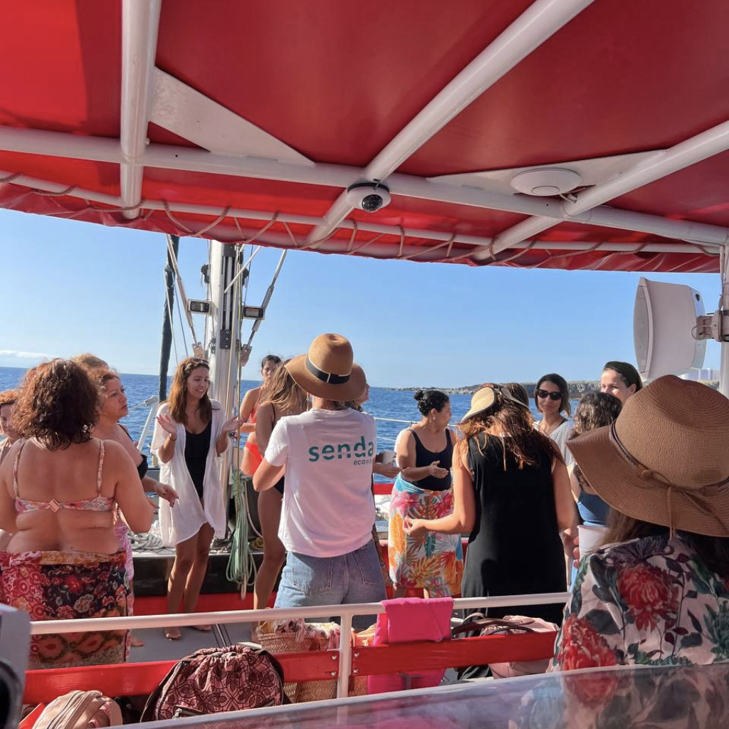 Personas conversando en un barco en mar abierto cerca de Tenerife.