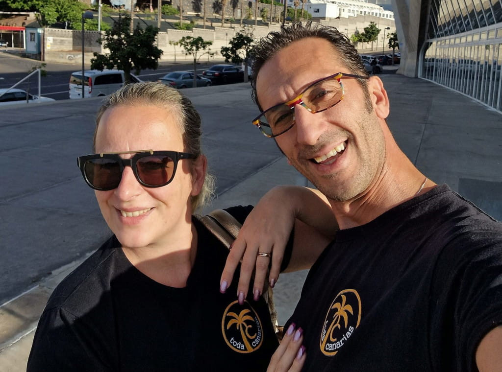 Personas sonriendo en Santa Cruz de Tenerife, con camisetas de Canarias.
