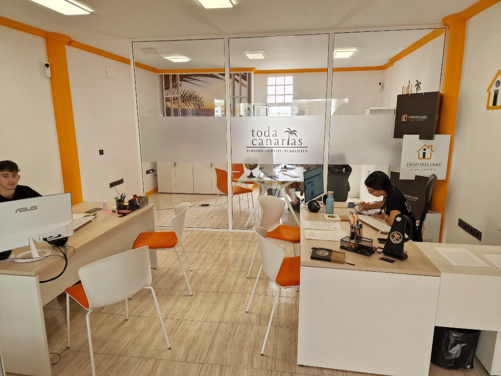 Oficina moderna de Todacanarias en Tenerife con personal trabajando.