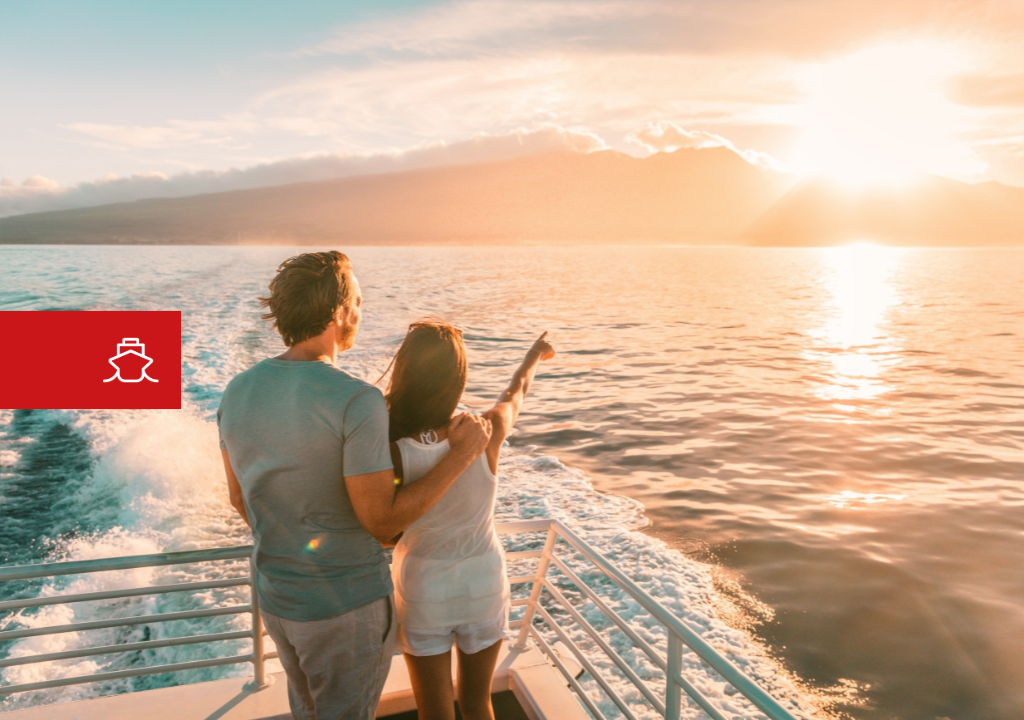 Pareja disfrutando del atardecer desde un barco en Tenerife.