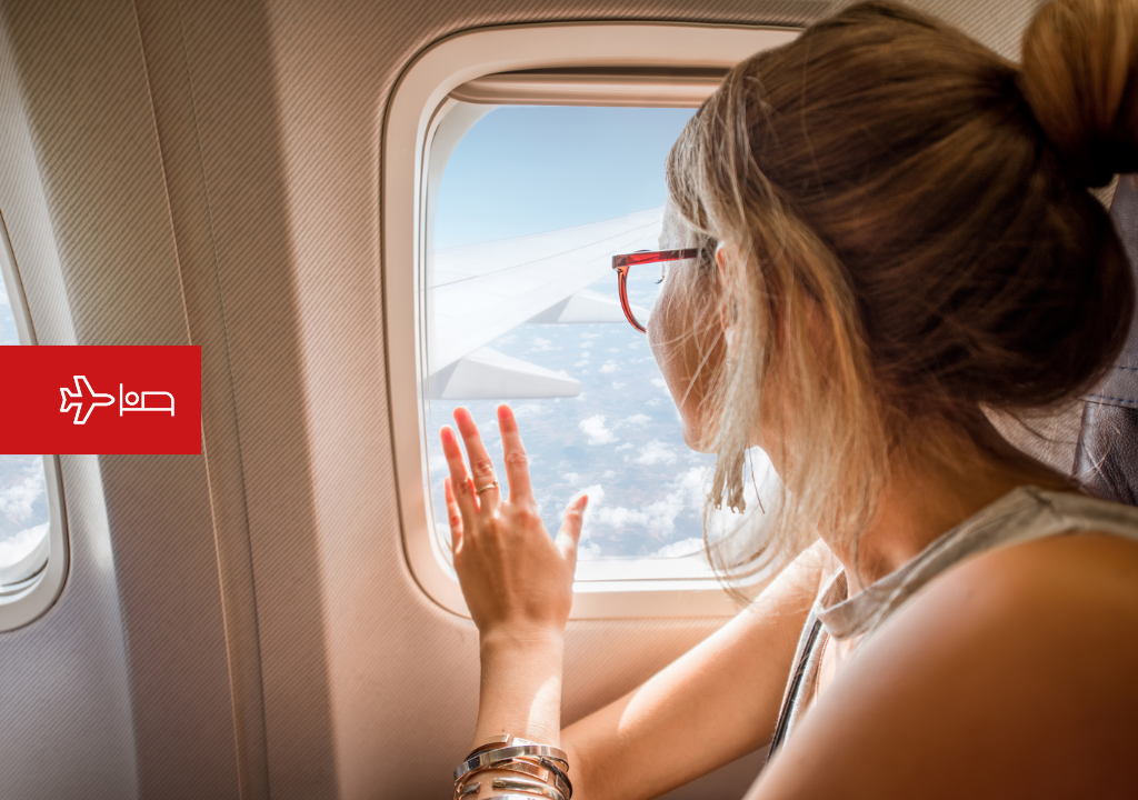 Mujer observando por la ventana del avión en ruta a Tenerife.
